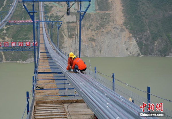 ཁྲོན་བོད་གཞུང་ལམ་གྱི་ཟམ་ཆེན་དང་པོ་བདེ་བླག་ངང་འཛུགས་སྐྲུན་བྱེད་བཞིན་པ།