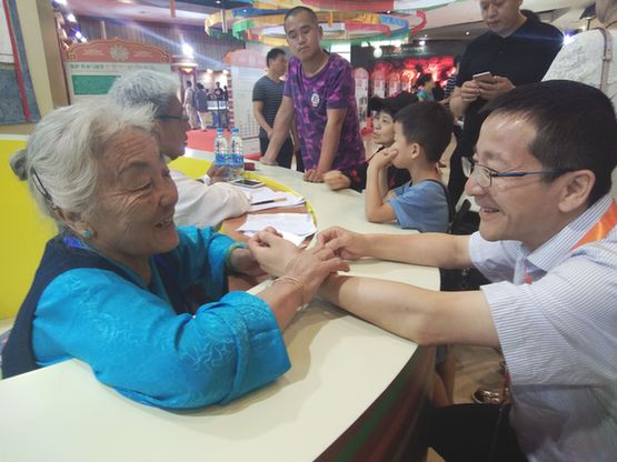 བོད་ཀྱི་གསོ་རིག་རྒྱལ་སྤྱིའི་མངོན་མིན་རིག་གནས་ཤུལ་བཞག་དུས་ཆེན་གྱི་འགྲེམས་སྟོན་ནང་ཞུགས་པ།