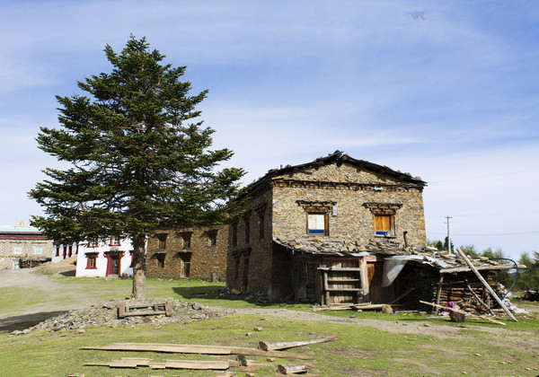 ཉག་ཆུ་རྫོང་གིས་ཤུགས་ཆེན་པོས་དབུལ་ཕོངས་དུད་ཚང་གི་སྡོད་ཁང་འཛུགས་སྐྲུན་ལ་སྐུལ་འདེད་བཏང་བ། 