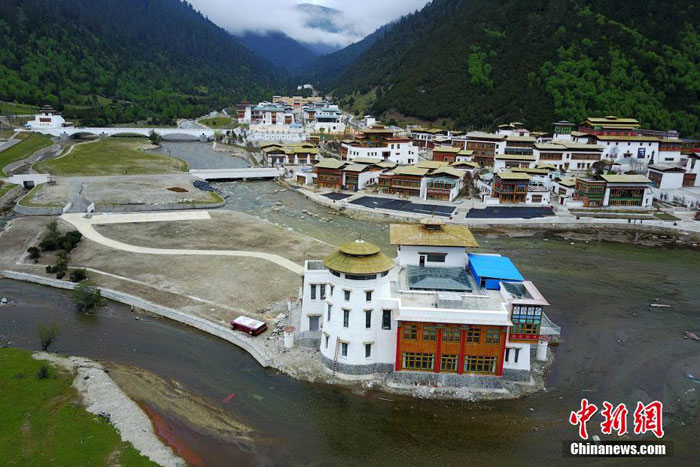 བོད་ལྗོངས་ཉིང་ཁྲི་གྲོང་ཁྱེར་ཀླུ་ནང་གྲོང་རྡལ་གྱི་དབྱར་འགོའི་མཛེས་ལྗོངས།