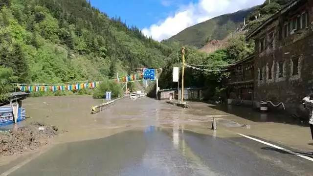 རྔ་བ་ཁུལ་གྱི་ས་ཁུལ་འགའ་ལ་བསྟུད་མར་དྲག་ཆར་བབས་ནས་ཆུ་ལོག་བྱུང་།