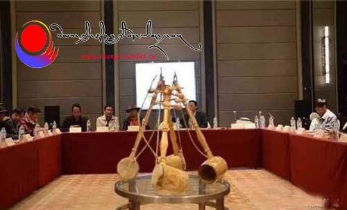 བདེ་ཆེན་དུ་སྐབས་དང་པོའི་པི་ཝང་གླེང་སྟེགས་དང་འགྲན་སྟེགས་བསྡུས།