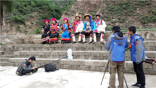 དངོས་བཤུས་གློག་བརྙན《ཚོན་མདངས་བཀྲ་བའི་ཟུང་ཆུ》བརྙན་ཕབ་ལེགས་གྲུབ་བྱུང་བ།