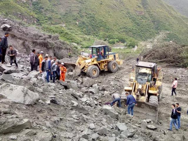 མའོ་རྫོང་ཞིན་མའོ་གྲོང་སྡེར་རི་ཉིལ་གནོད་འཚེ་བྱུང་སྟེ་མི་100རྐྱེན་ལམ་དུ་ཤོར་བ། 