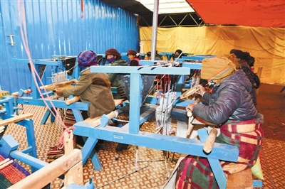 སྲོལ་རྒྱུན་མི་རིགས་བཟོ་ལས་ལ་བརྟེན་ནས་དབུལ་ཕོངས་དུད་ཚང་ཕྱུག་འགྱུར་ལམ་བུར་སྣེ་འཁྲིད་བྱེད།
