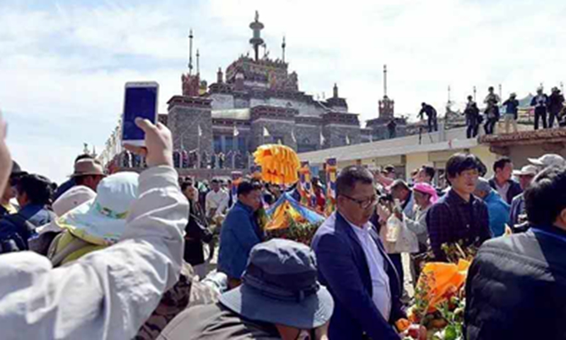 ལྷ་ཚོགས་འཁོར་འདུས་ཀྱི་གཞལ་ཡས་ཁང་ཆེན་སྟེ། ཙོང་ཁའི་ལབ་ཙེ་ཆེན་མོ།