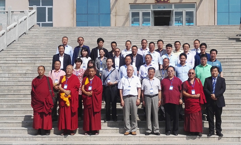 རྗེ་ཙོང་ཁ་པའི་རིག་གཞུང་བགྲོ་གླེང་ཚོགས་འདུ་སྐབས་གསུམ་པ་མཚོ་སྔོན་མི་རིགས་སློབ་ཆེན་དུ་གཟབ་རྒྱས་ངང་ཚོགས་འགོ་བརྩམས་པ།