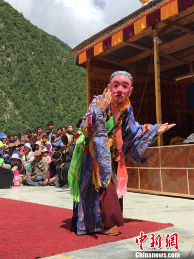 བོད་ལྗོངས་གླང་རུ་དགོན་དུ་འཆམ་འཁྲབ་ནས་ཆར་ཆུ་དུས་སུ་འབབ་པའི་སྨོན་ལམ་བཏབ་པ།