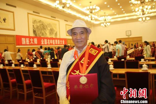 མཚོ་སྔོན་ཞིང་ཆེན་བོད་སྨན་ཁང་གི་དགེ་རྒན་ཆེན་མོ་ཉི་མར“རྒྱལ་སྨན་ཆེན་མོ”ཞེས་པའི་ མཚན་སྙན་ཐོབ་པ། 