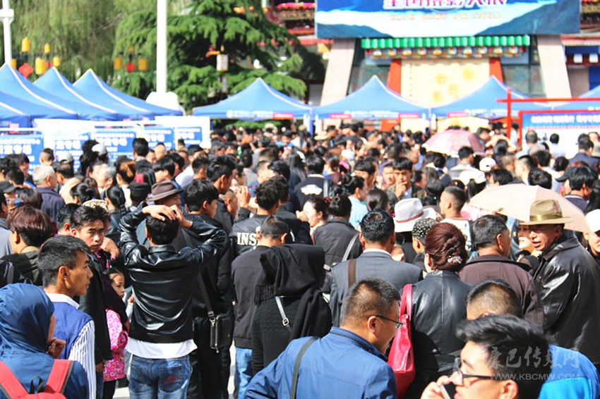 དཀར་མཛེས་ཀྱི་ལས་ཞུགས་དབུལ་སྐྱོར་གྱི་ལས་མི་བསྡུ་བའི་ཚོགས་འདུ་དར་མདོར་འཚོགས་པ། 