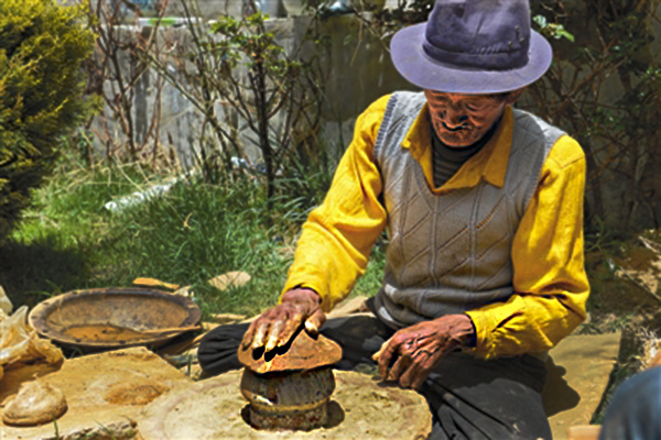 དག་པ་གྲོང་ཚོས་རྫ་བཟོའི་ལག་ཤེས་ལ་བརྟེན་ནས་ཕྱུག་འགྱུར་ལམ་བུར་སྐྱོད་པ།