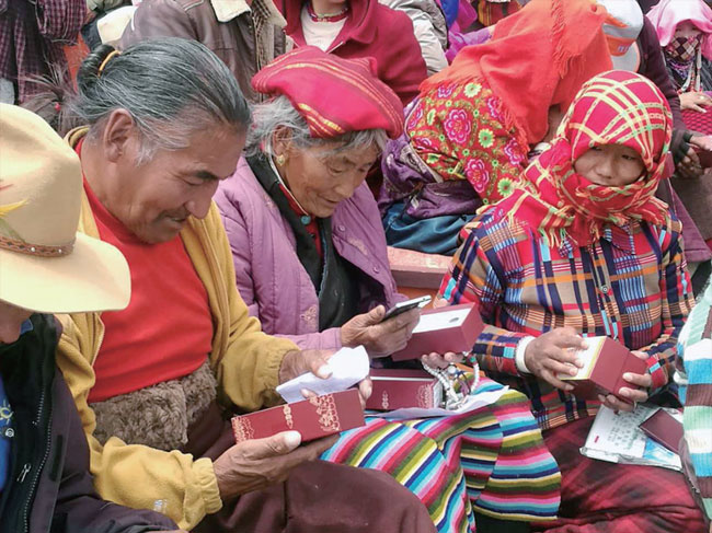 མང་ཚོགས་དབུལ་སྒྲོལ་ཕྱུག་འགྱུར་ཕྱིར། ཆ་འཕྲིན་གསེར་གྱི་ཟམ་པ་བཙུགས།  