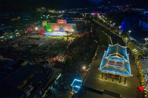 གནའ་མཁར་ཟུང་ཆུའི་ལྒང་ཞུའི་མེ་ཏོག་ཞབས་བྲོའི་འདུ་འཛོམས་སྤེལ་འགོ་ཚུགས།