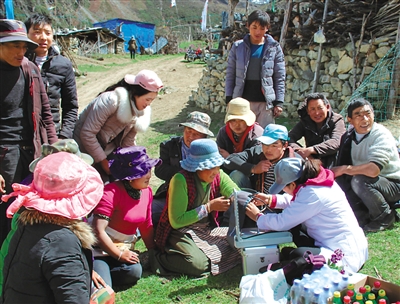 གྲོང་ཚོར་བཅའ་སྡོད་ལས་དོན་རུ་ཁག་གིས་བརྩེ་སེམས་ཕུལ་བ་དང་རིན་མེད་སྨན་བཅོས་ཀྱི་བྱེད་སྒོ་སྤེལ་བ།