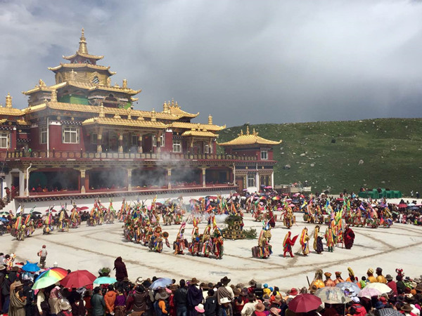 སྡེ་དགེའི་རྫོགས་ཆེན་གྱིས་དབྱར་དུས་སུ་གེ་སར་འཆམ་པ།
