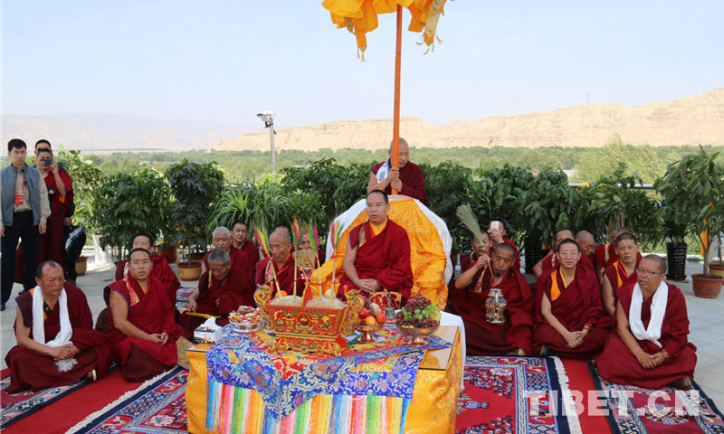 པཎ་ཆེན་ཨེར་ཏེ་ཎི་ཆོས་ཀྱི་རྒྱལ་པོས་མཚོ་སྔོན་དུ་བརྟག་དཔྱད་ཞིབ་འཇུག་གནང་བ།