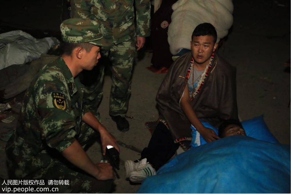 ཞི་ཅིན་ཕིང་གིས་སི་ཁྲོན་གཟི་ཚ་སྡེ་དགུ་ལ་ཚད་རིམ་7.0ཅན་གྱི་ས་འགུལ་བྱུང་བར་མཛུབ་སྟོན་གལ་ཆེན་གནང་བ། 