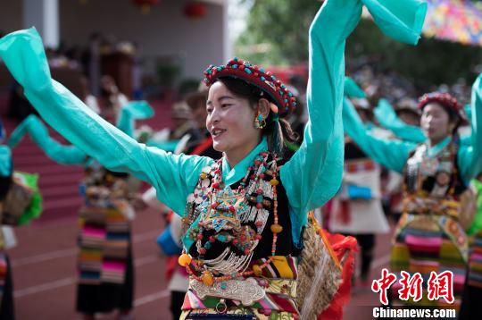 བོད་ལྗོངས་ཀྱི་རྒྱལ་རྩེ་རྫོང་དུ་ལོ་རྒྱུས་ཀྱི་དམངས་སྲོལ་བྱེད་སྒོ་མདའ་མང་དུས་ཆེན་སྤེལ་བ།