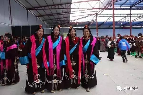 དམངས་ཁྲོད་བཟོ་རྩལ་གྱི་ལྟེ་གནས་སྡེ་དགེའི་སྨན་ཤོད། 