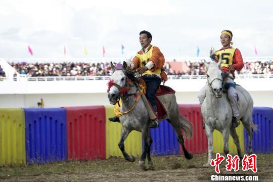 བོད་ལྗོངས་ནག་ཆུར་རྟ་འགྲོས་མ་འགྲན་བསྡུར་བྱས་པ།