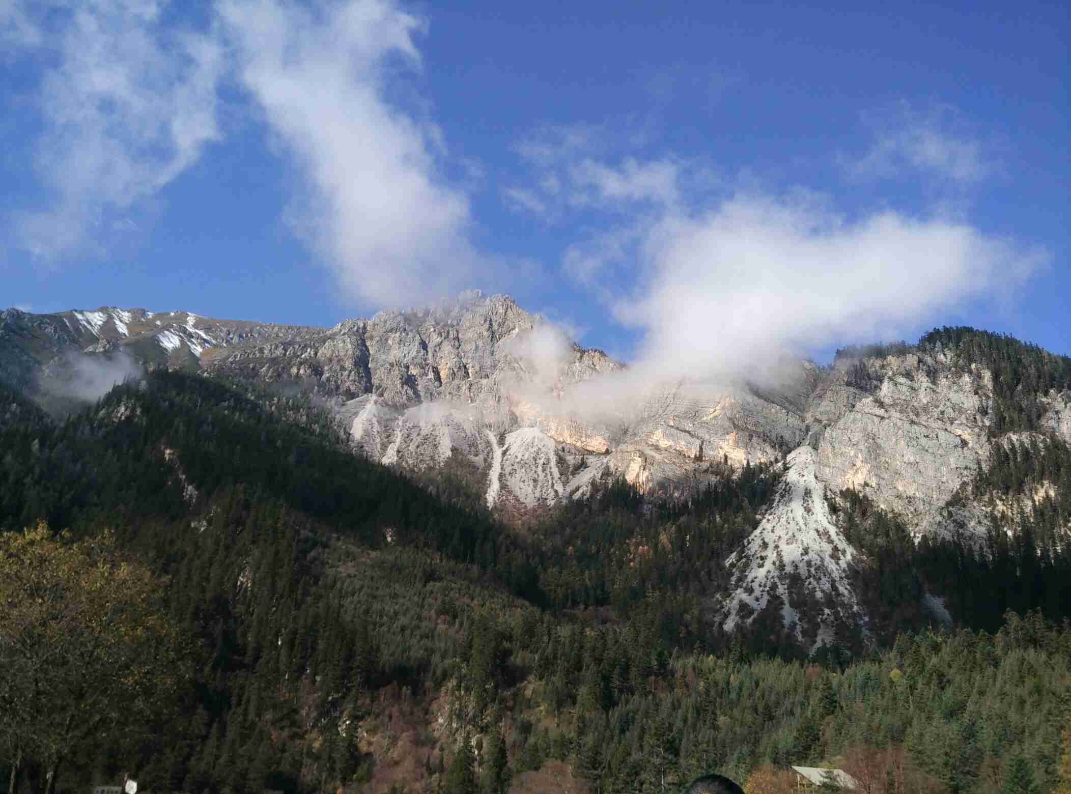 རྔ་བ་ཁུལ་གྱིས་ལས་བྱེད་པ་འཐེན་གཏོང་བྱས་ནས་གནོད་ཁུལ་བསྐྱར་སྐྲུན་ལ་ཞུགས་པ།