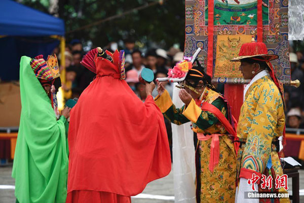 ནོར་བུ་གླིང་ཁར་ལྷ་མོ་འཁྲབ་སྟོན་བྱས་ནས་ཞོ་སྟོན་ལ་རྟེན་འབྲེལ་ཞུས་པ།