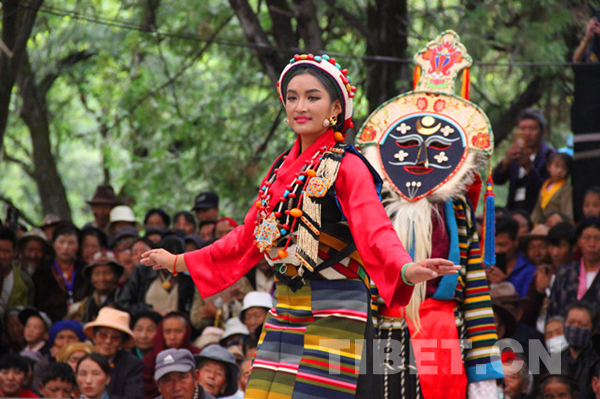   གླིང་ག་བཏང་ནས་ལྷ་མོའི་ཟློས་གར་བལྟ་བཞིན་གནའ་བོའི་ཡུལ་སྲོལ་རོལ་མྱོང་བྱེད།  