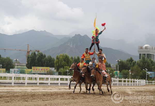 ལྷ་སའི་ཞོ་སྟོན་ཐོག་མི་རིགས་ཀྱི་སྲོལ་རྒྱུན་རྟ་རྩལ་འཁྲབ་སྟོན་སླར་གསོ་བྱས་པ།