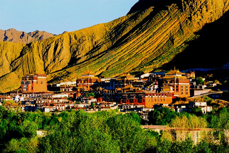བཀྲ་ཤིས་ལྷུན་པོ་དགོན་གྱི་དཔེ་མཛོད་ཁང་སེར་སྐྱ་མང་ཚོགས་ལ་སྒོ་ཕྱེ་བ།