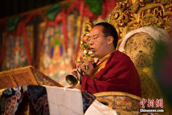 པཎ་ཆེན་མཆོག་གིས་གདན་ས་གཞིས་ཀ་རྩེ་རུ་ཆོས་སྤྱོད་དང་སྤྱི་ཚོགས་ཀྱི་བྱེད་སྒོ་སྤེལ་བ། 