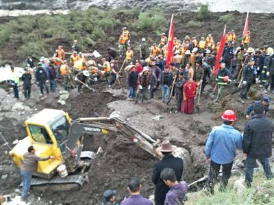 མགོ་ལོག་རྨ་ཆེན་རྫོང་དུ་རི་ཉིལ་ཏེ་མི་9ས་འོག་ཏུ་མནན།