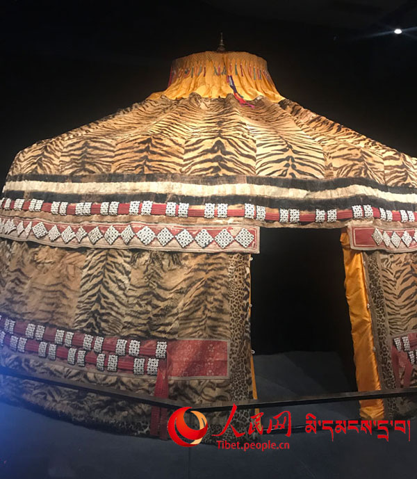 འཛམ་གླིང་དུ་མཐོང་དཀོན་པའི་སྟག་ལྤགས་ཀྱི་སོག་གུར་ཞིག་དཀར་མཛེས་བོད་རིགས་རང་སྐྱོང་ཁུལ་དངོས་མང་བཤམས་སྟོན་ཁང་ན་ཉར་ཚགས་བྱས་ཡོད་པ། 