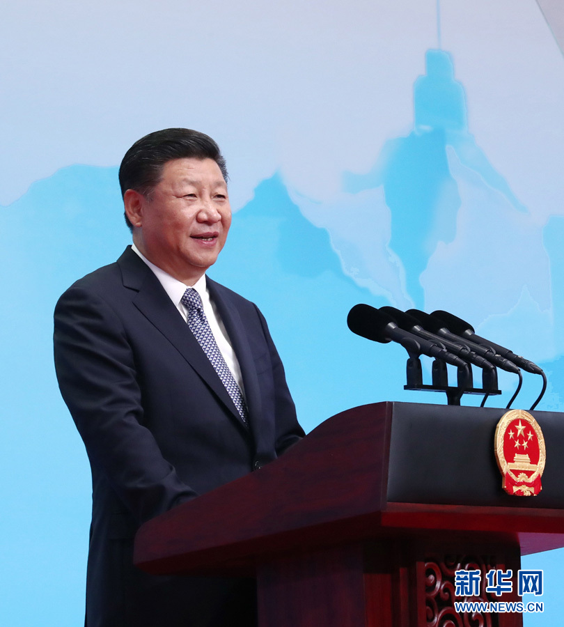 ཞི་ཅིན་ཕིང་ཞ་མིན་རྒྱལ་སྤྱིའི་འགྲེམ་སྟོན་ལྟེ་གནས་ནས་གསེར་གྱོམ་རྒྱལ་ཁབ་ཀྱི་བཟོ་ཚོང་གླེང་སྟེགས་ཚོགས་མགོ་བརྩམས་པའི་མཛད་སྒོར་ཞུགས་པར་མ་ཟད་གཏམ་བཤད།