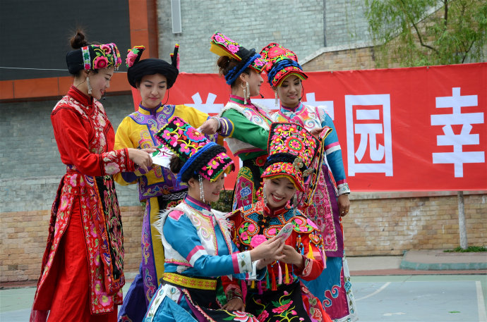 ཝུན་ཁྲོན་རྫོང་གིས་སློབ་གྲྭ་ཁག་ཏུ་ཤུལ་བཞག་རིག་གནས་འཁྲབ་སྟོན་བྱས། 
