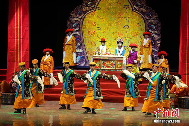 སྲོལ་རྒྱུན་རྣམ་ཐར་《འགྲོ་བ་བཟང་མོ་》ཝུ་ཧན་གྲོང་ཁྱེར་གྱི་སློབ་ཆེན་དུ་འཁྲབ་སྟོན་བྱས་པ།