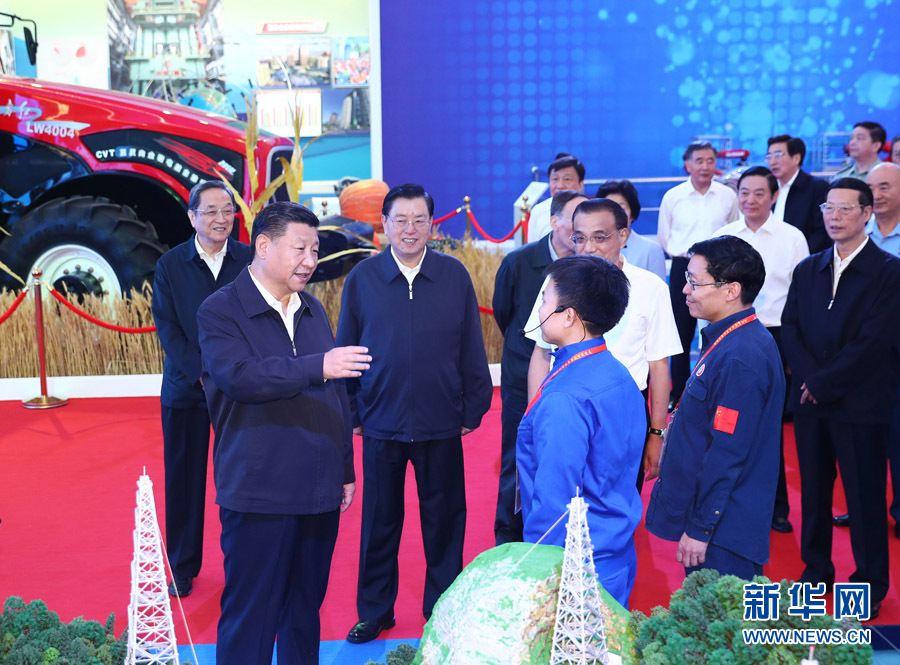 ཞི་ཅིན་ཕིང་པེ་ཅིང་འགྲེམ་སྟོན་ཁང་དུ་ཕེབས་ཏེ་དཀའ་སྤྱད་འབད་བརྩོན་བྱས་པའི་ལོ་ལྔའི་གྲུབ་འབྲས་འགྲེམ་སྟོན་ལ་གཟིགས་ཞིབ་གནང་།