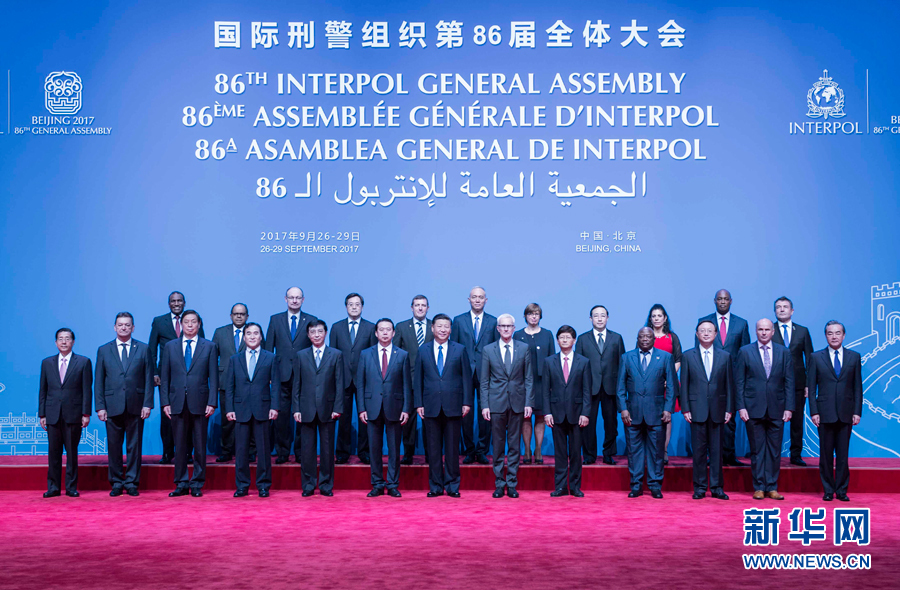 ཞི་ཅིན་ཕིང་རྒྱལ་སྤྱིའི་ཉེས་དོན་ཉེན་རྟོག་པའི་རྩ་འཛུགས་ཀྱི་ཚང་འཛོམས་ཚོགས་ཆེན་སྐབས་གྱ་དྲུག་པ་ཚོགས་འགོ་བརྩམས་པའི་མཛད་སྒོར་ཞུགས་པར་མ་ཟད་གཏམ་བཤད་གནང་། 