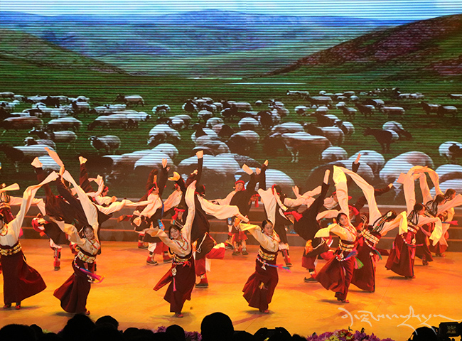 ཏང་གི་ཚོགས་ཆེན་བཅུ་དགུ་པ་བསུ་བའི་ལྗོངས་ཡོངས་ཀྱི་རིག་རྩལ་འཁྲབ་སྟོན་ལྷ་མོའི་སྒྱུ་རྩལ་ལྟེ་གནས་སུ་བྱས་པ།