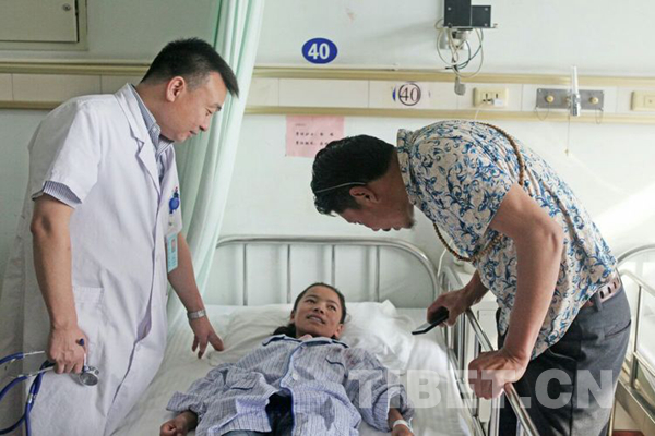 མཁའ་དམག་སྤྱི་ཁྱབ་སྨན་ཁང་གིས་མཚོ་སྔོན་བོད་ཁུལ་གྱི་ལྷན་སྐྱེས་སྙིང་ནད་ཕོག་པའི་བྱིས་པ་གཉིས་ལ་སྨན་བཅོས་བྱས་པ།