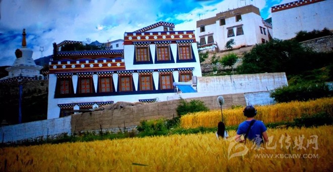 མདང་ནུབ་ཀྱི་ཕྱག་ཕྲེང་། གླུ་གར་གྱི་འཇིག་རྟེན།