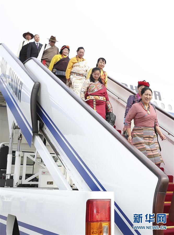 ཏང་གི་ཚོགས་ཆེན་ཐེངས་བཅུ་དགུ་པར་ཞུགས་པའི་ནང་སོག་རང་སྐྱོང་ལྗོངས་དང་བོད་ལྗོངས་ཀྱི་འཐུས་མི་ཚོགས་པ་པེ་ཅིང་དུ་འབྱོར་བ། 