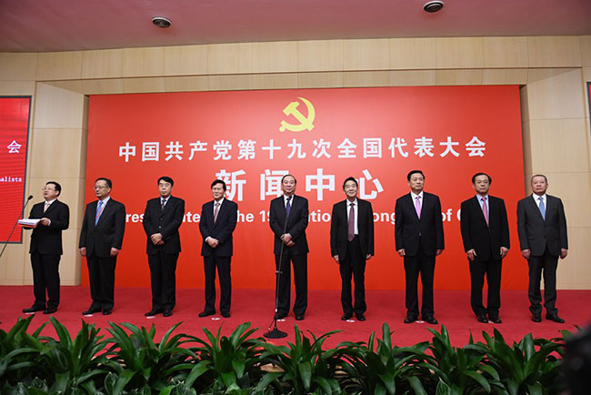 ཏང་གི་ཚོགས་ཆེན་བཅུ་དགུ་པའི་གསར་འགྱུར་ལྟེ་གནས་སུ་ཆང་སྟོན་བཤམས་ནས་རྒྱལ་ཁབ་ཕྱི་ནང་གི་གསར་འགོད་པ་ཚོ་བསུ་བ་གནང་བ། 
