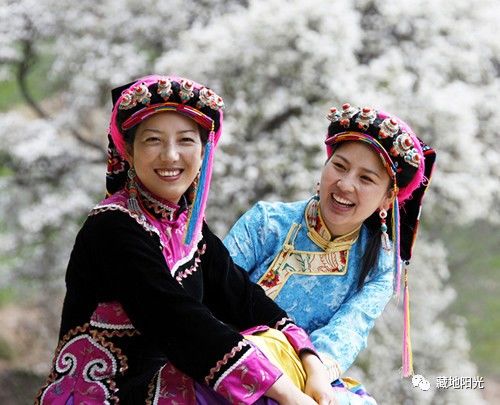 དགའ་བའི་འཛུམ་གྱིས་ཚོགས་ཆེན་བཅུ་དགུ་པ་བསུ།