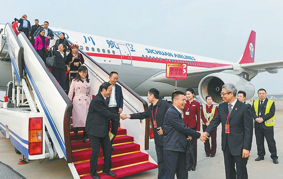 ཏང་གི་ཚོགས་ཆེན་ཐེངས་བཅུ་དགུ་པར་ཞུགས་པའི་སི་ཁྲོན་གྱི་འཐུས་མི་རྣམས་པེ་ཅིང་དུ་འབྱོར་བ།