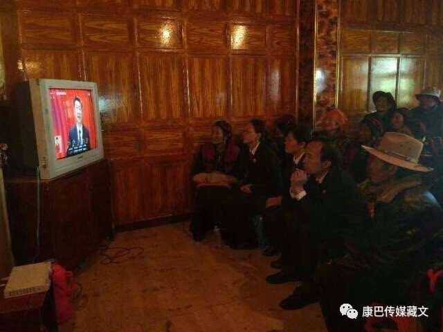 དཀར་མཛེས་ཁུལ་གྱི་ས་གནས་སོ་སོས་ཚོགས་ཆེན་བཅུ་དགུ་པར་དོ་ཁུར་བྱེད་བཞིན་པ།