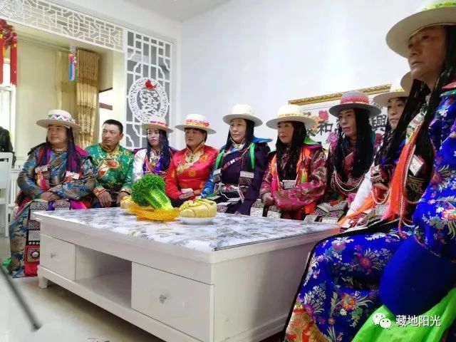བོད་ཁུལ་མང་ཚོགས་ཀྱིས་ཚོགས་ཆེན་བཅུ་དགུ་པའི་ཐད་གཏོང་ལ་ལྟ་བཞིན་པ། 