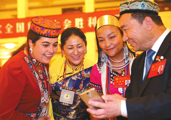འཐུས་མི་ཚོས་དགའ་སྤྲོའི་ངང་གསར་འགྱུར་ལ་ལྟ་བཞིན་པ། 