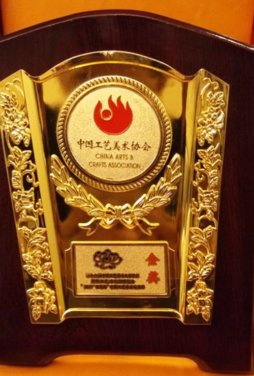 བོད་ཀྱི་ལྷ་བཟོ་རིག་རྡོ་ལ་ཀྲུང་གོའི་བཟོ་རྩལ་གྱི་གསེར་གྱི་བྱ་དགའ་ཐོབ་པ།