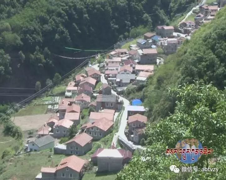 བཀྲ་སྨན་གྱིས་བདེ་སྐྱིད་ཀྱི་འཚོ་བར་རོལ་བ། 