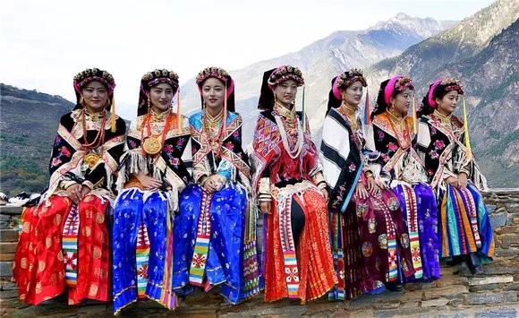 སྟོན་འཇུག་གི་རོང་བྲག་དང་མཛེས་མའི་ཕ་ས།